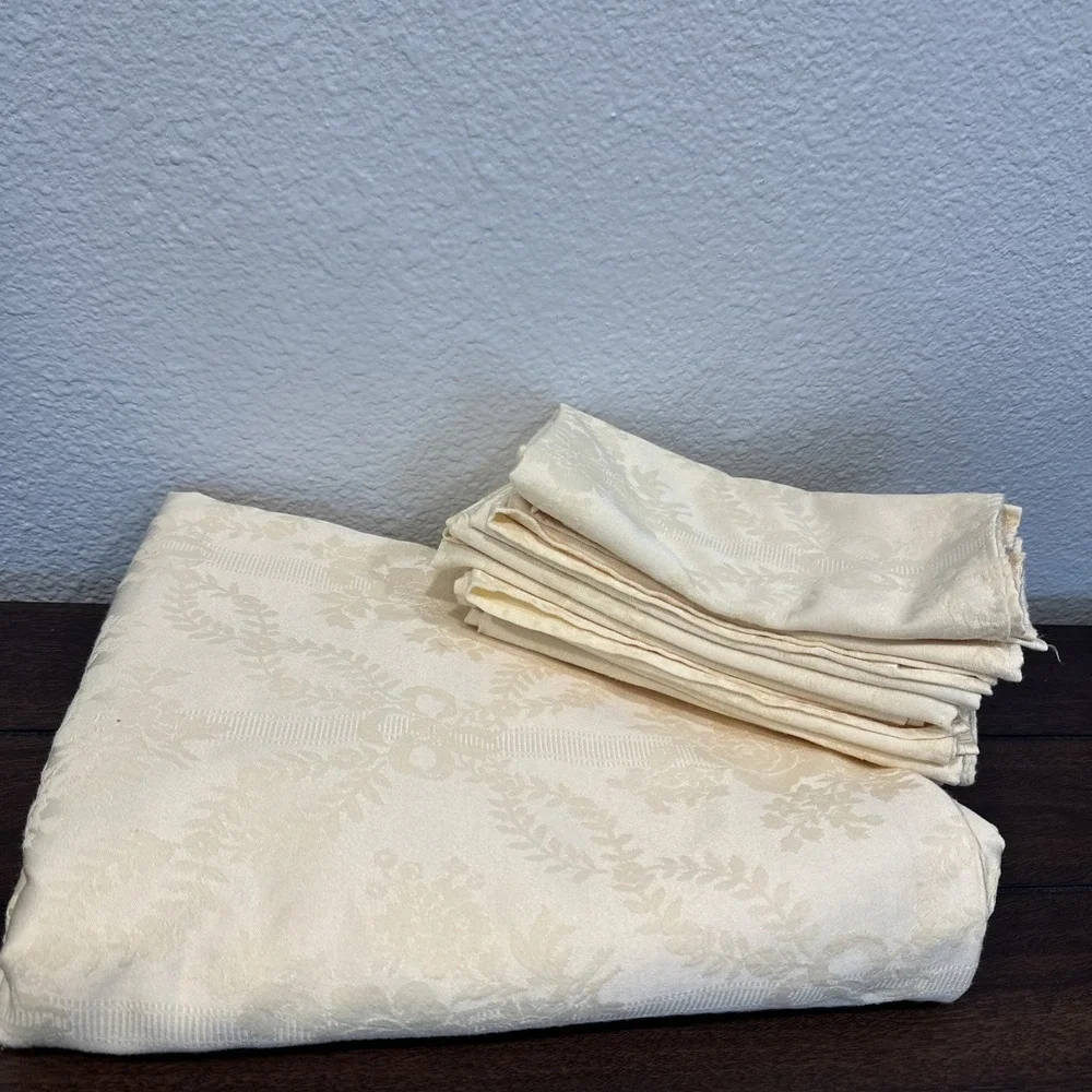 Waterford Luxury Round Tablecloth (84